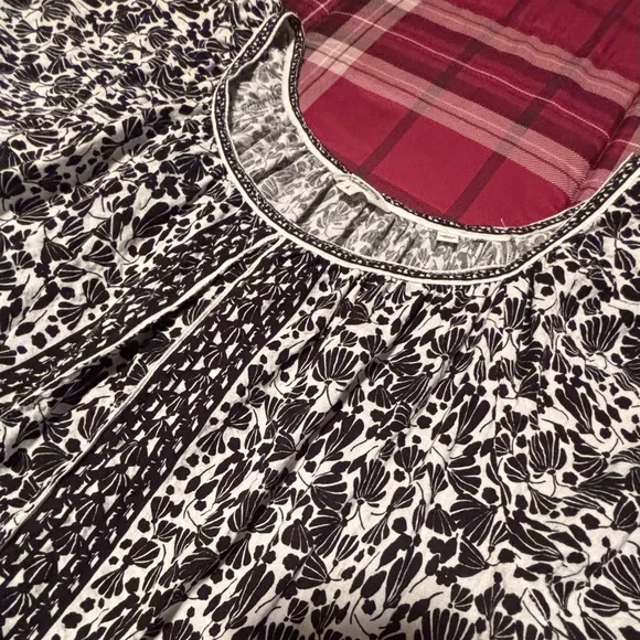 Max Studio Black and White Floral Blouse - Picture 2 of 3